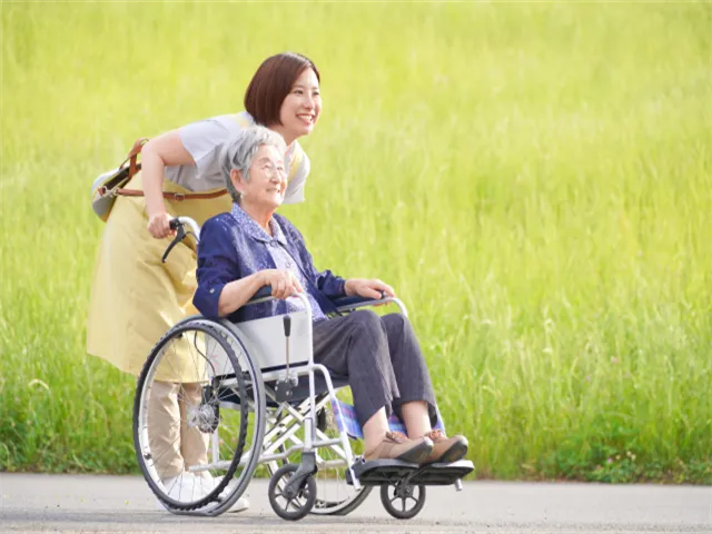 シニア_車いす_散歩_お手伝いほかほかスタッフ